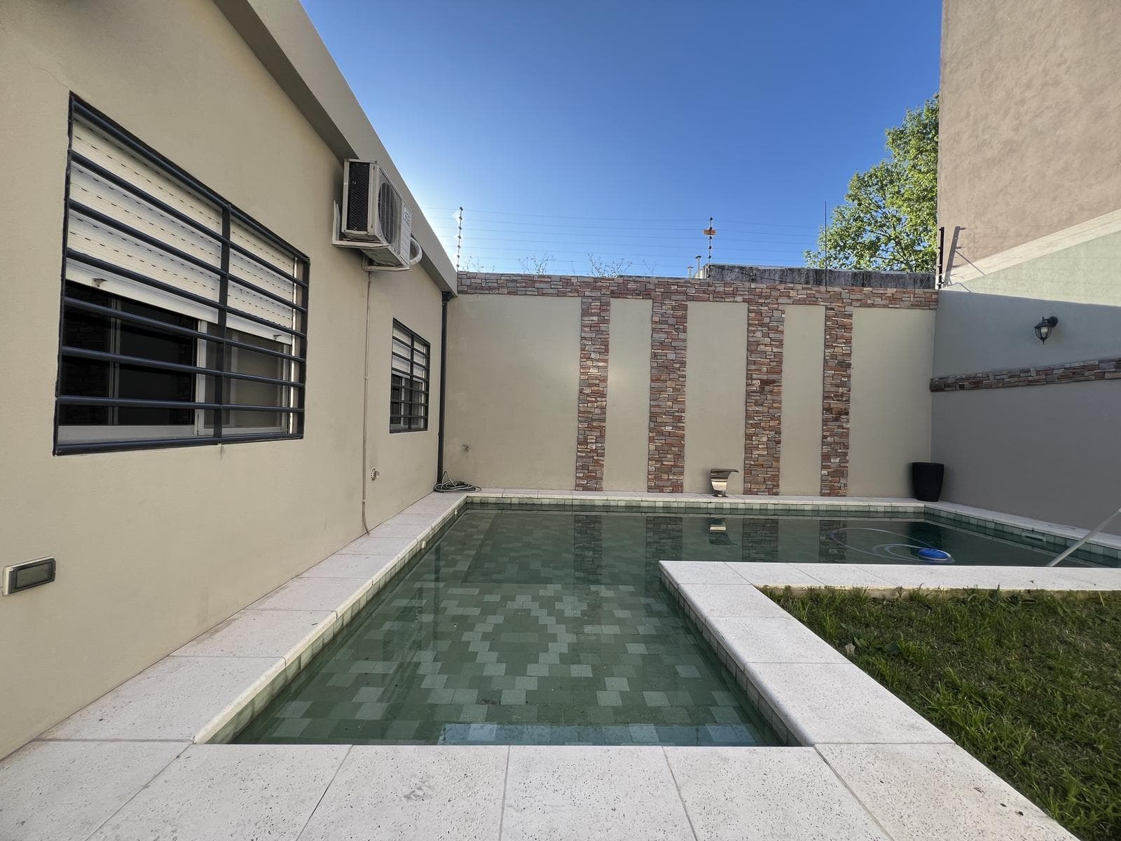 4-room house for sale in Bernal with a pool; eligible for a mortgage
