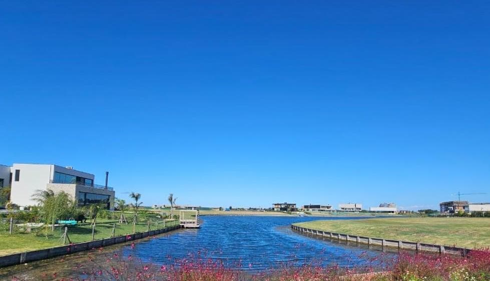 Land for sale near the lagoon. Los Puentes neighborhood. Nordelta