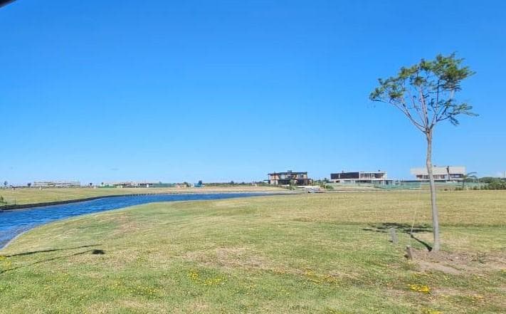 Land for sale near the lagoon. Los Puentes neighborhood. Nordelta