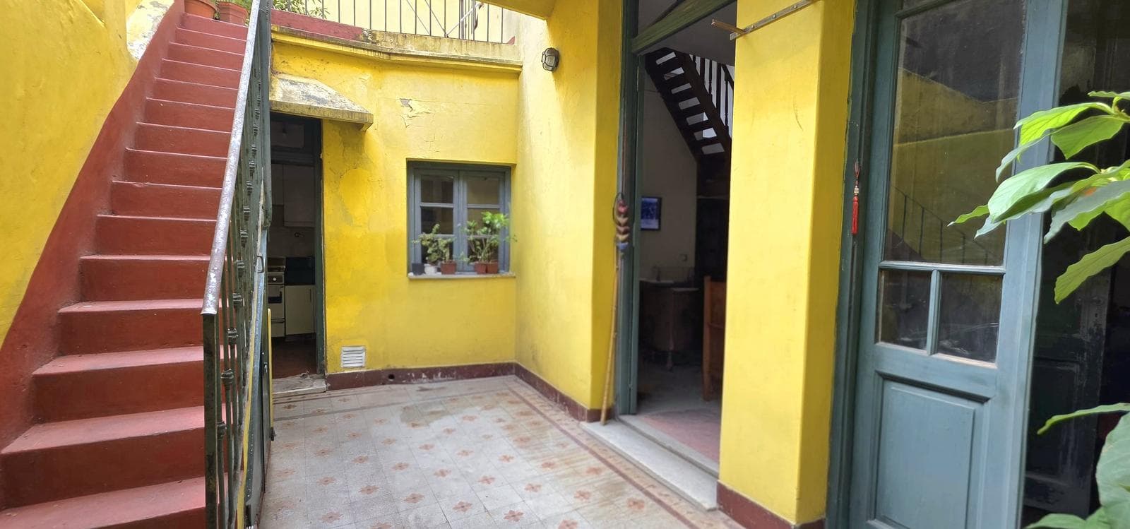 Olivera 163: 5-room townhouse with courtyard and terrace