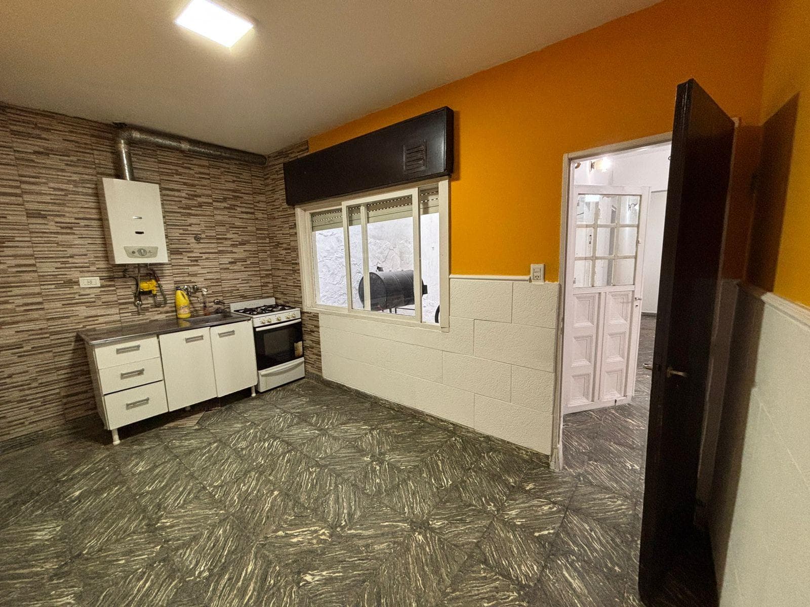 FOR RENT - 3-Bedroom Apartment with Patio in Pichincha