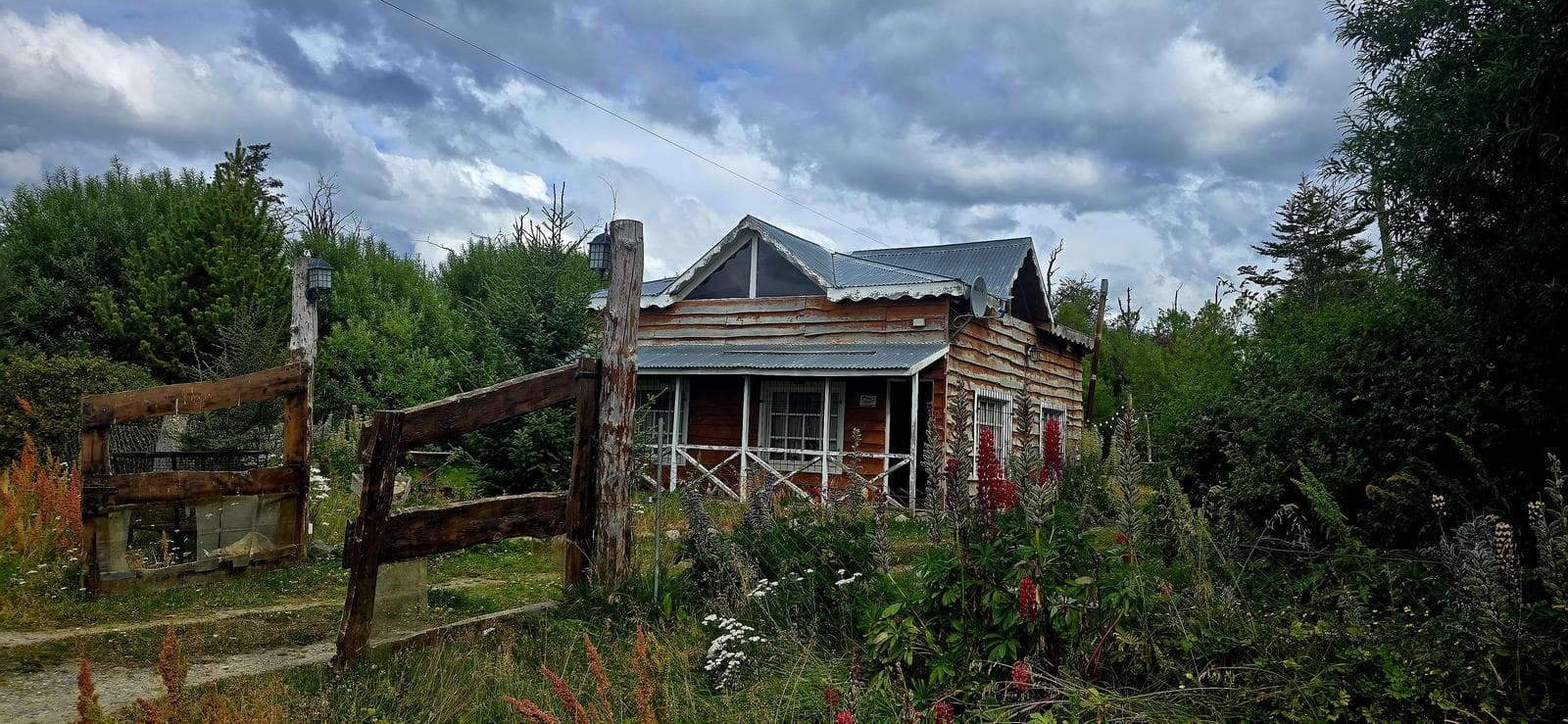 Main house detached cabin on an 800 m² lot – Tolhuin | 2 blocks from Route 1