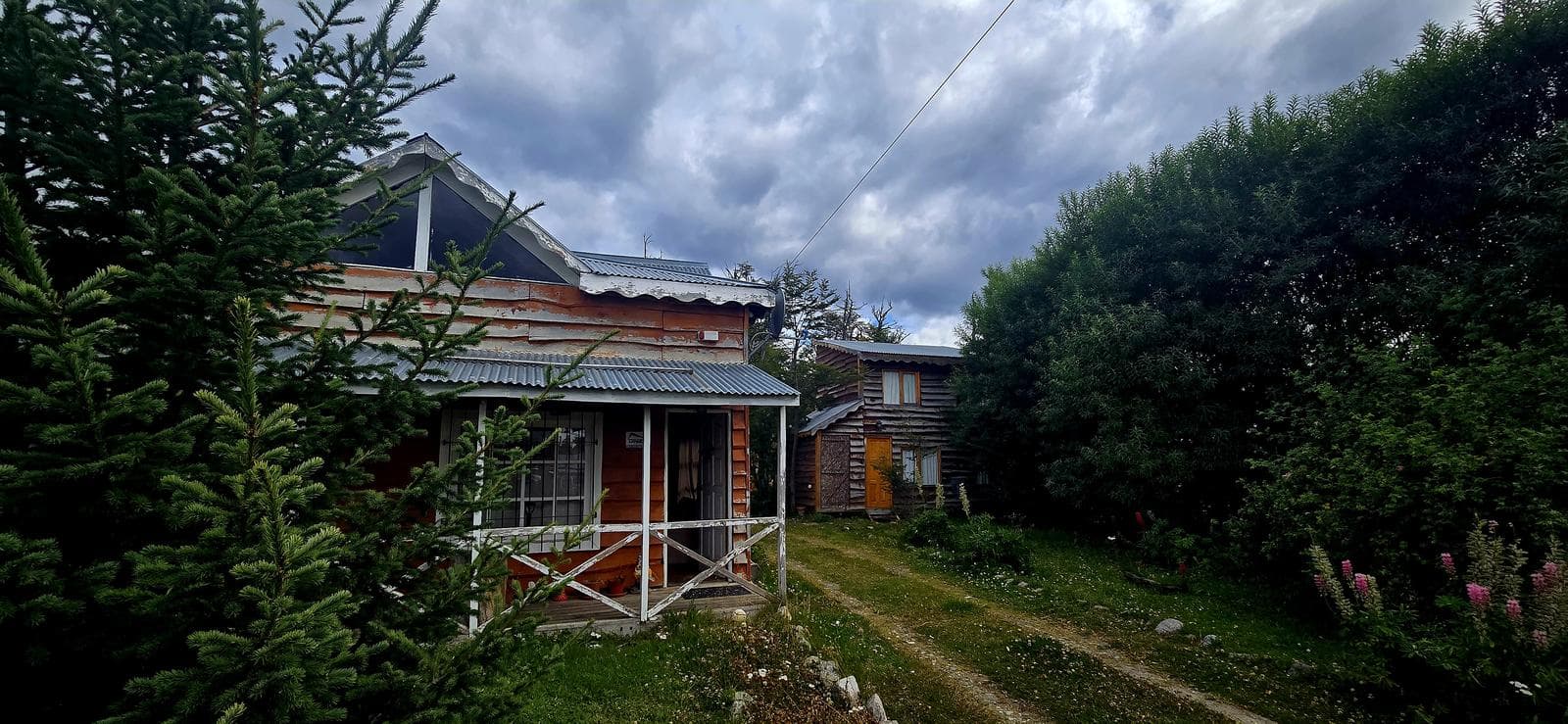 Main house detached cabin on an 800 m² lot – Tolhuin | 2 blocks from Route 1