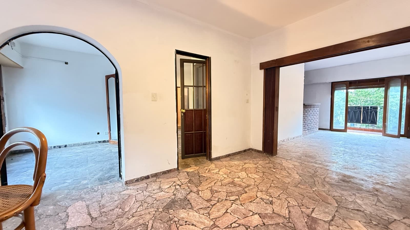 Located on Lacoste Street, between Cardoner and Ayacucho, in an excellent neighborhood in the city of Lobos, this spacious 4-room apartment is ideal for both living and investment.