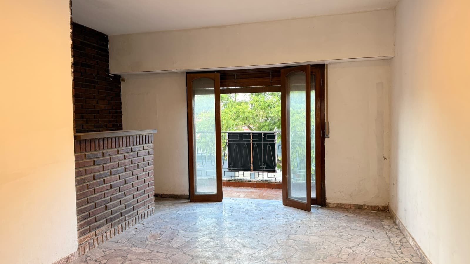 Located on Lacoste Street, between Cardoner and Ayacucho, in an excellent neighborhood in the city of Lobos, this spacious 4-room apartment is ideal for both living and investment.