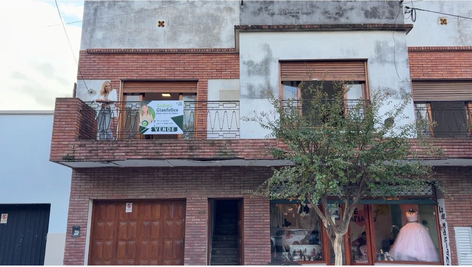 Located on Lacoste Street, between Cardoner and Ayacucho, in an excellent neighborhood in the city of Lobos, this spacious 4-room apartment is ideal for both living and investment.