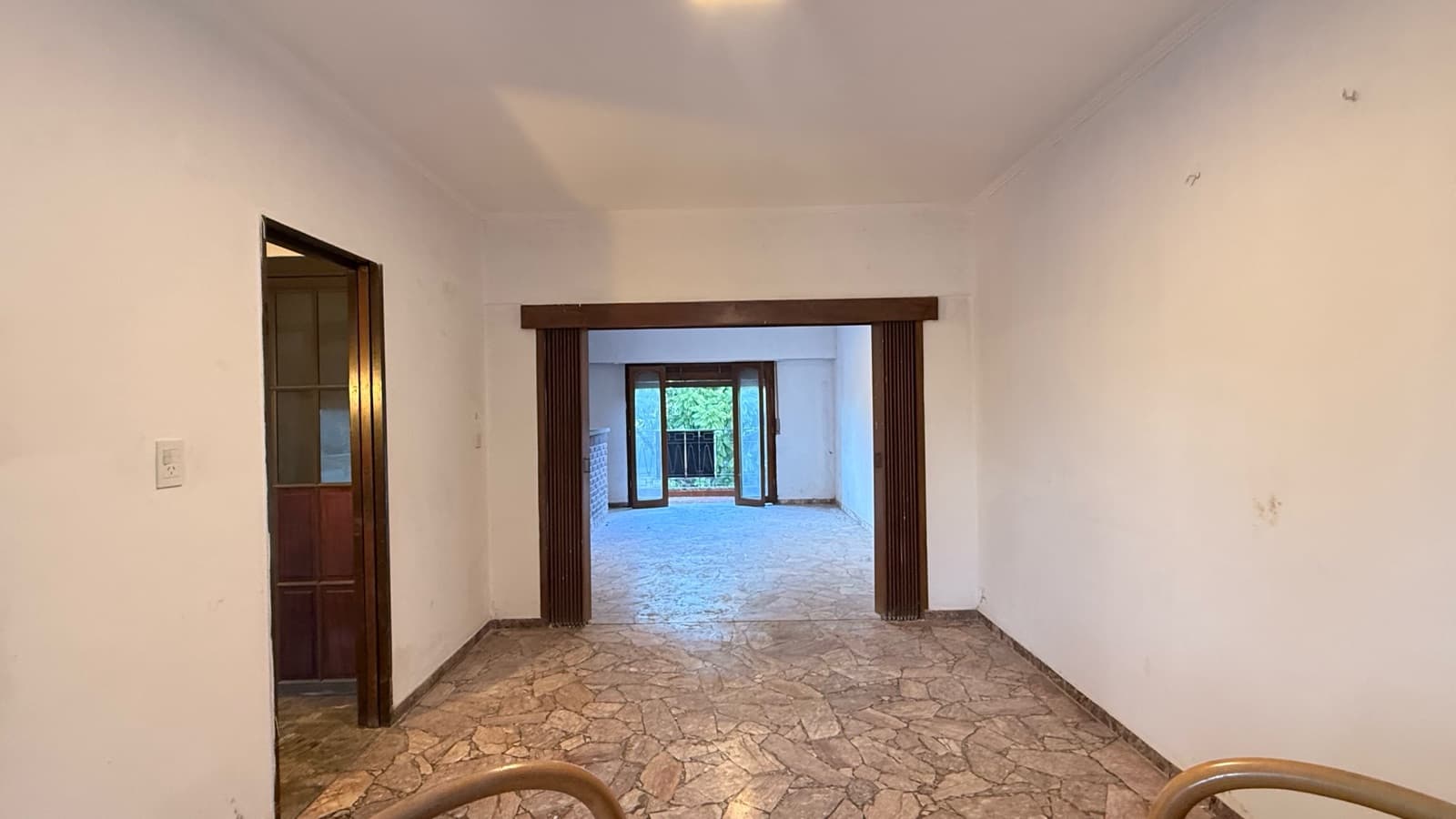 Located on Lacoste Street, between Cardoner and Ayacucho, in an excellent neighborhood in the city of Lobos, this spacious 4-room apartment is ideal for both living and investment.