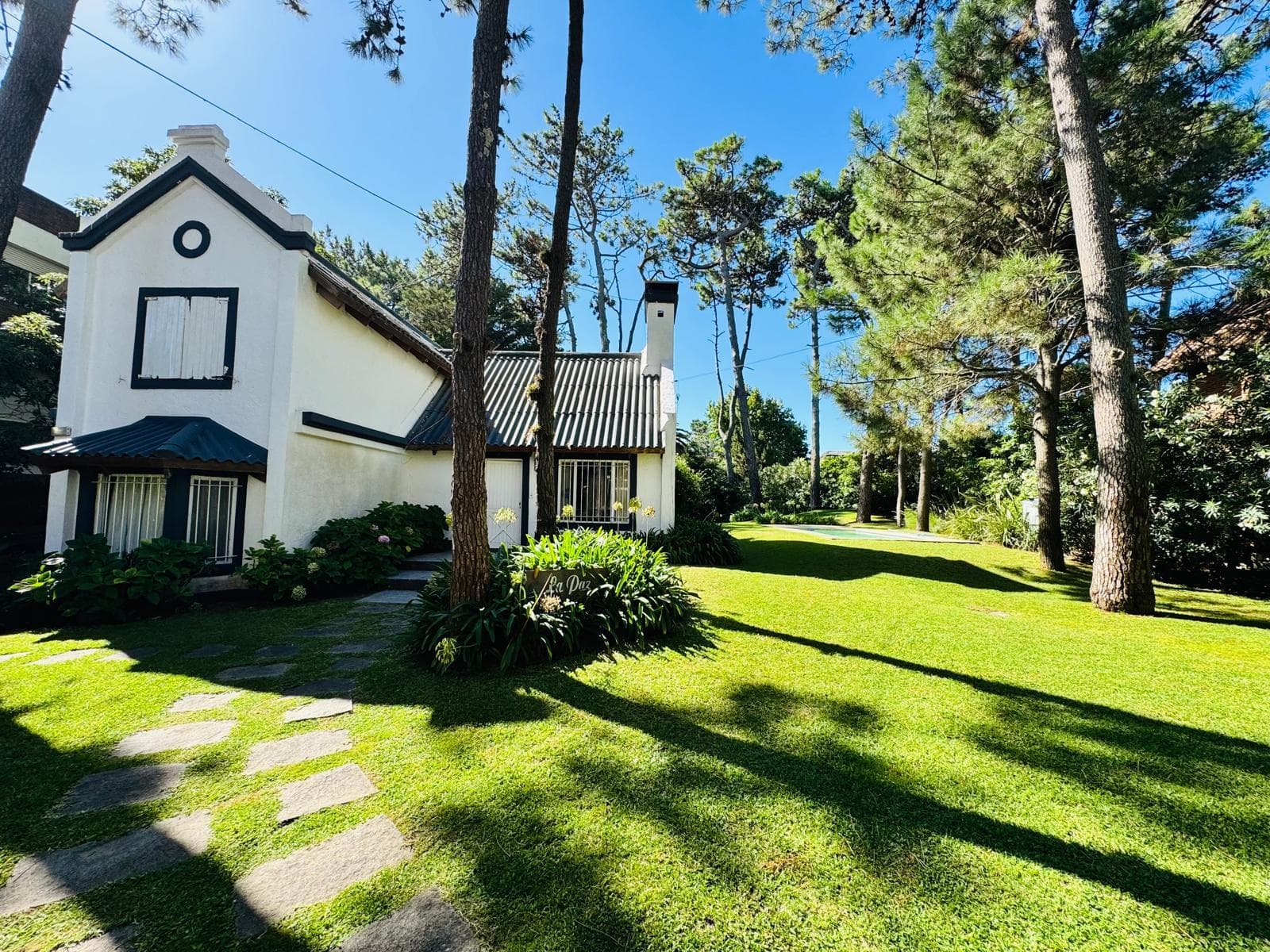 Beautiful house with land and a pool in a prime location