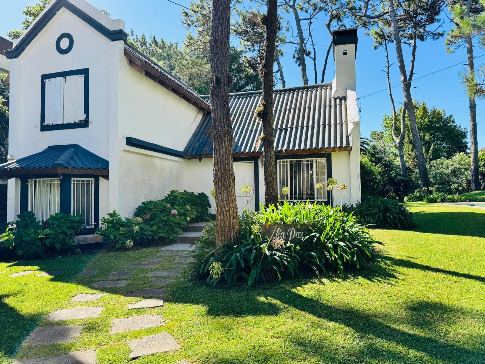 Beautiful house with land and a pool in a prime location