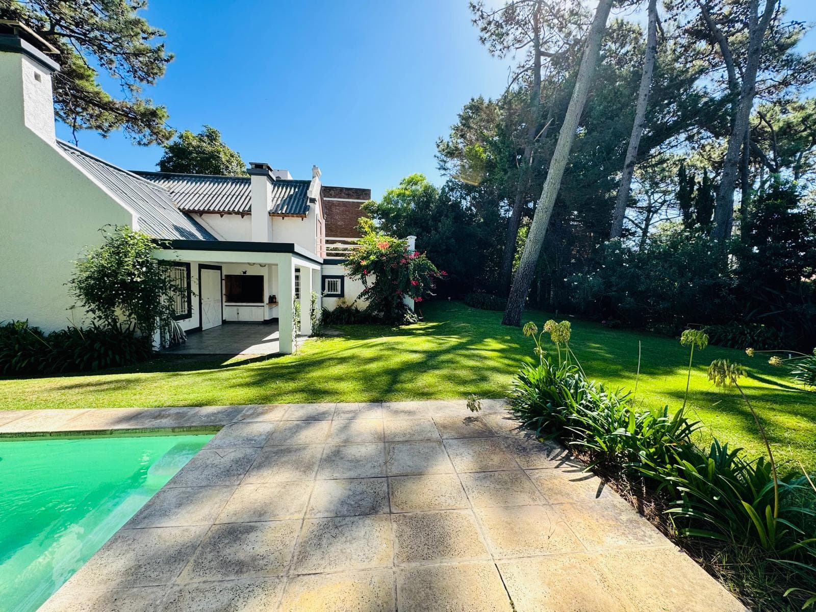 Beautiful house with land and a pool in a prime location