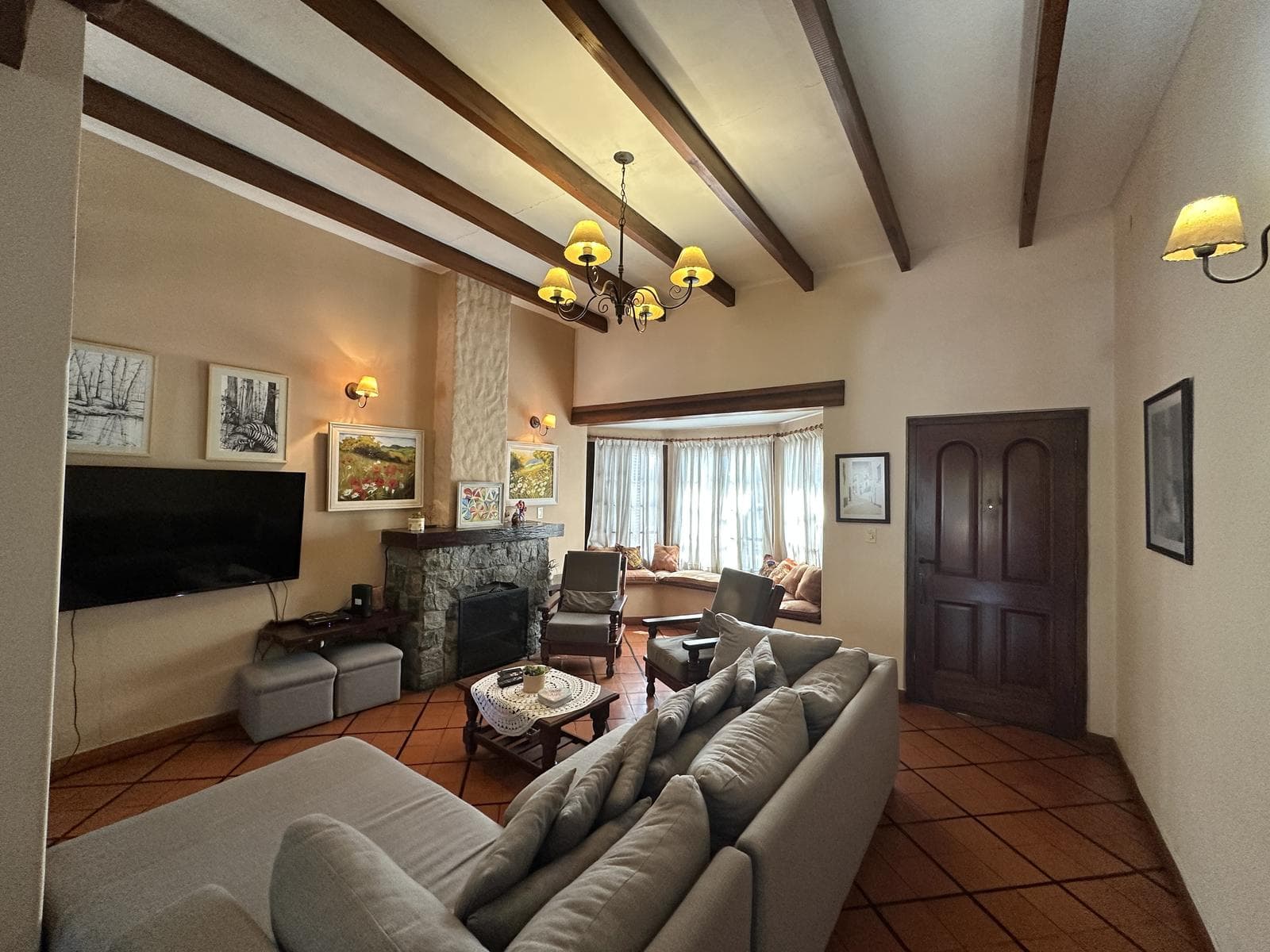 6-room house for sale. Patio with outdoor kitchen and grill. Garage. Right in the heart of downtown Zárate