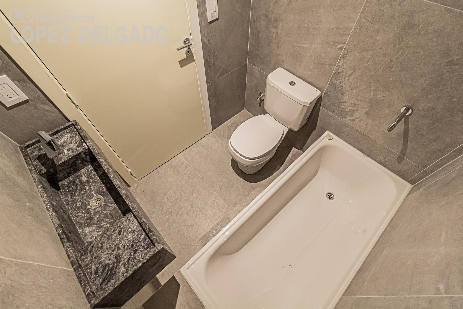 Brand-new 1-bedroom apartment on the front line in Villa del Parque