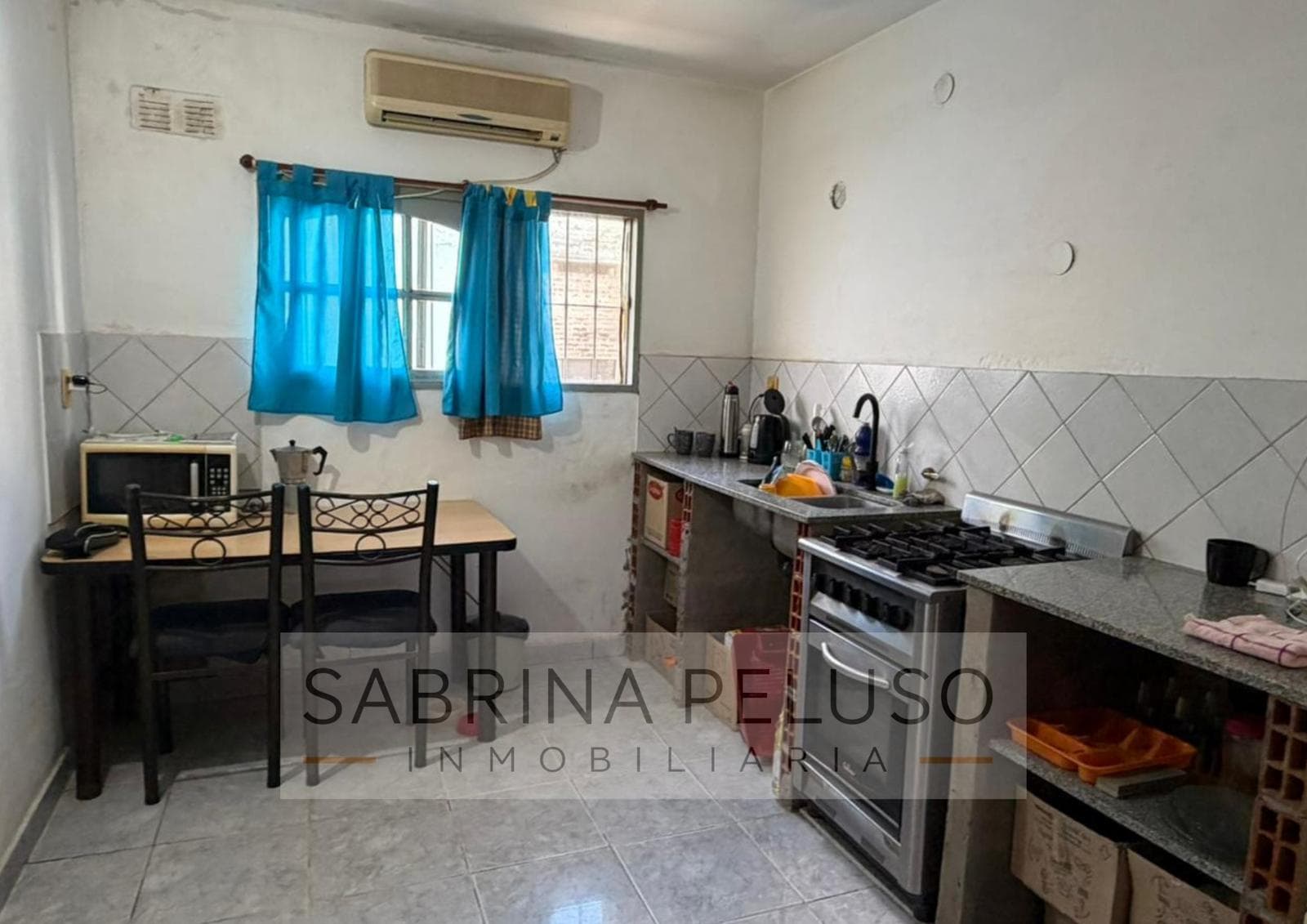 House for Sale in Merlo with a Garden and Driveway