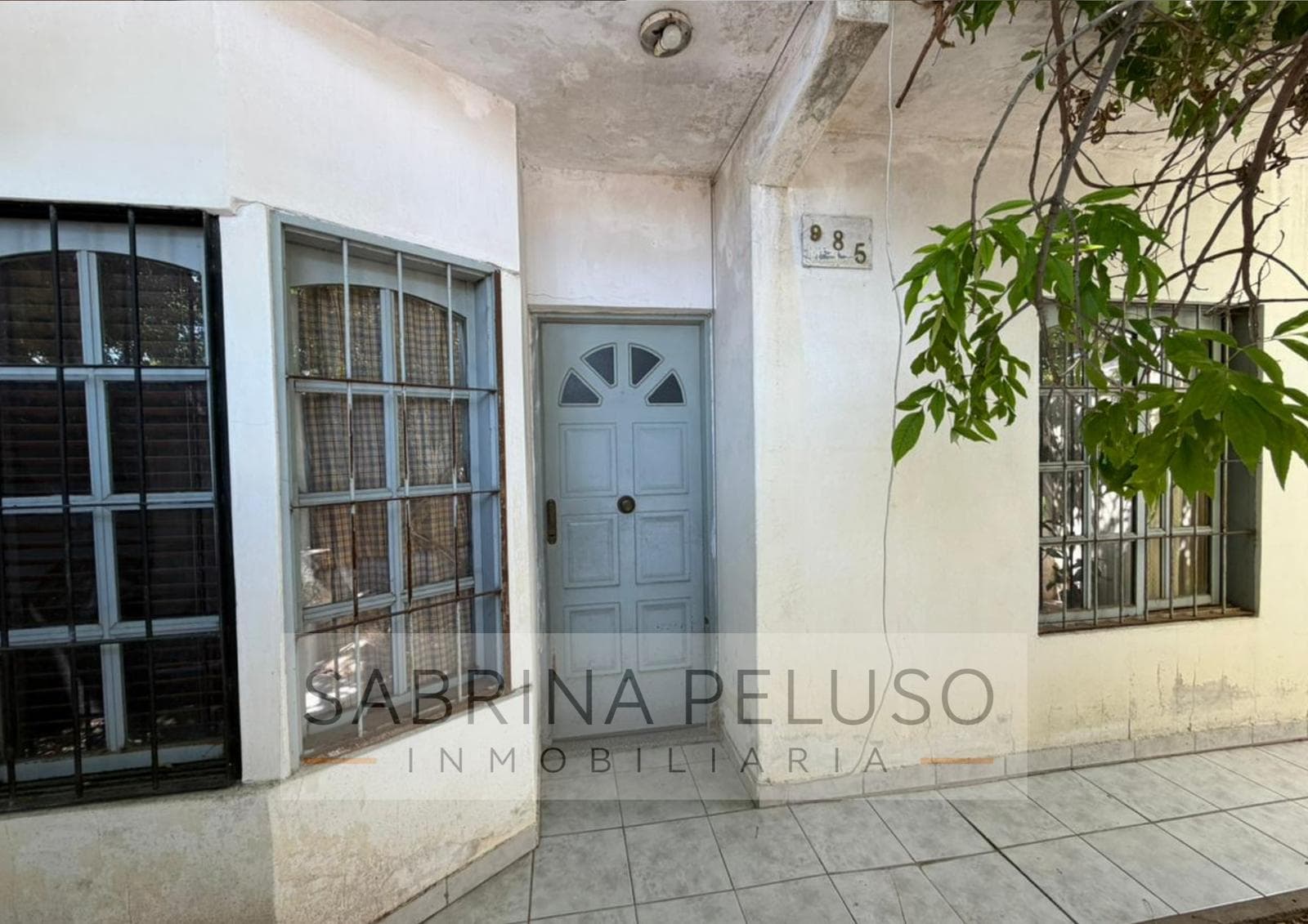 House for Sale in Merlo with a Garden and Driveway