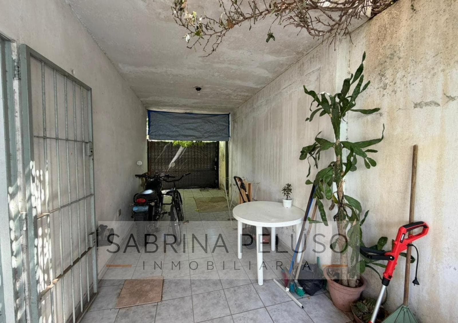 House for Sale in Merlo with a Garden and Driveway