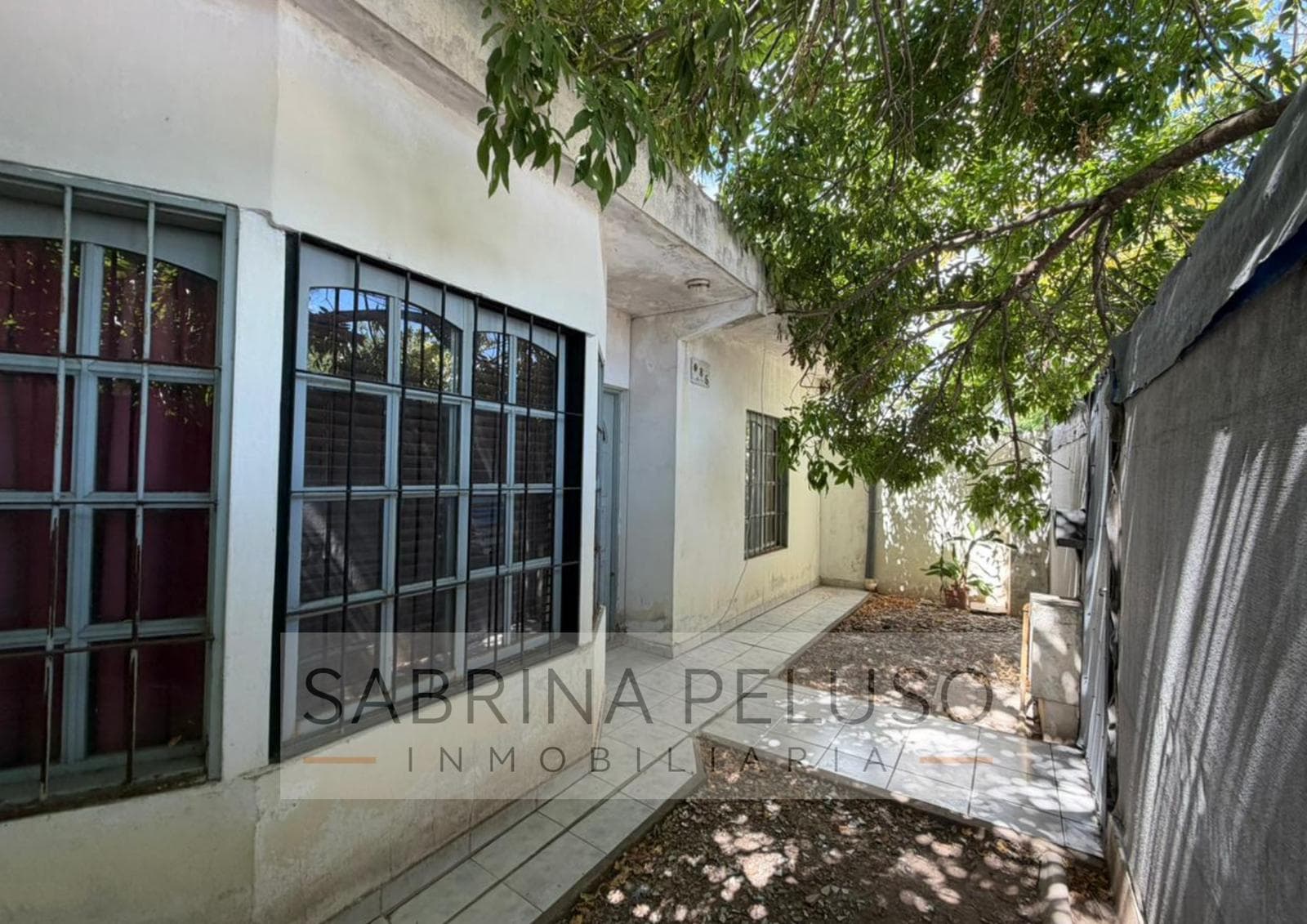 House for Sale in Merlo with a Garden and Driveway