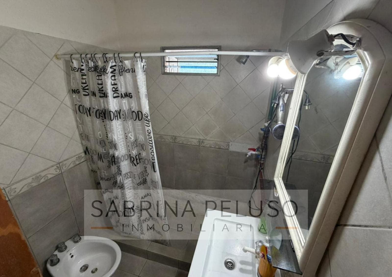 House for Sale in Merlo with a Garden and Driveway