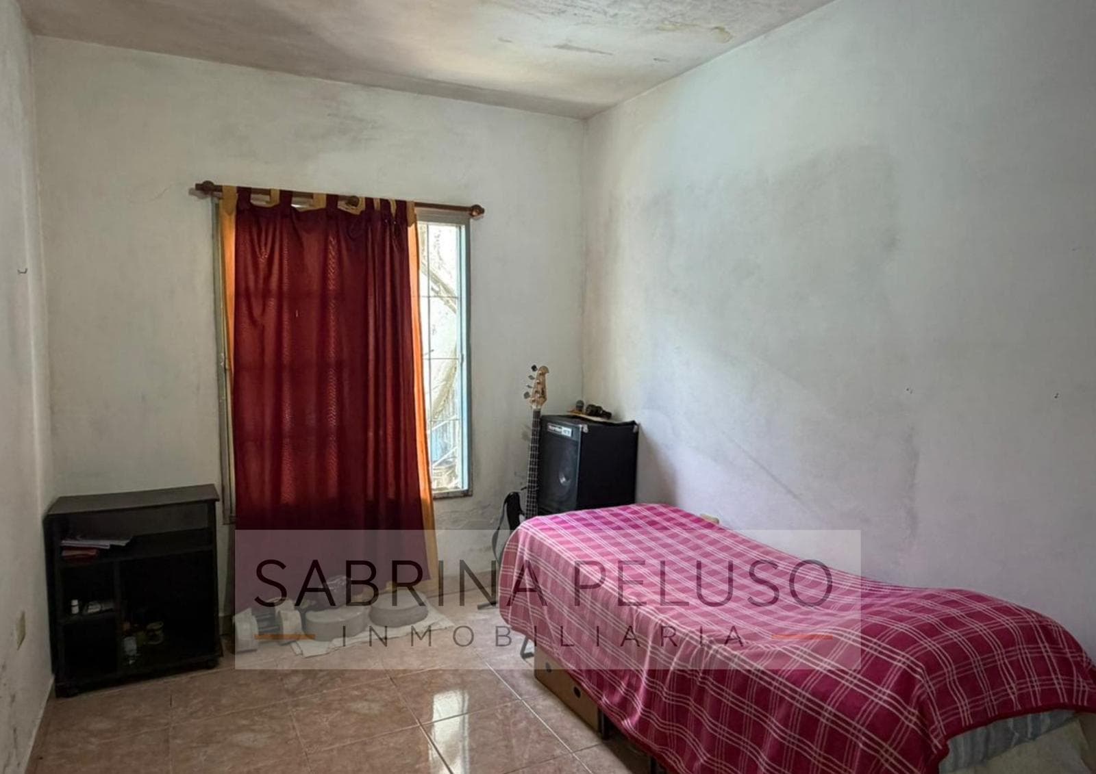 House for Sale in Merlo with a Garden and Driveway