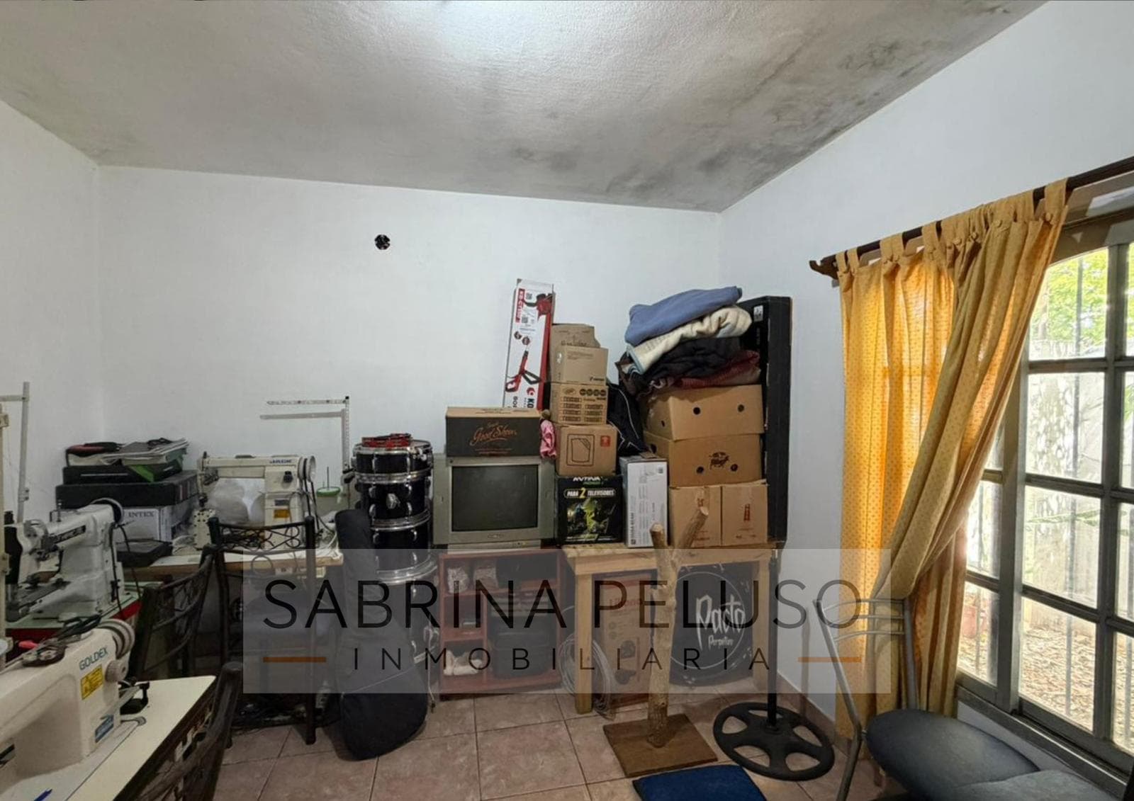 House for Sale in Merlo with a Garden and Driveway