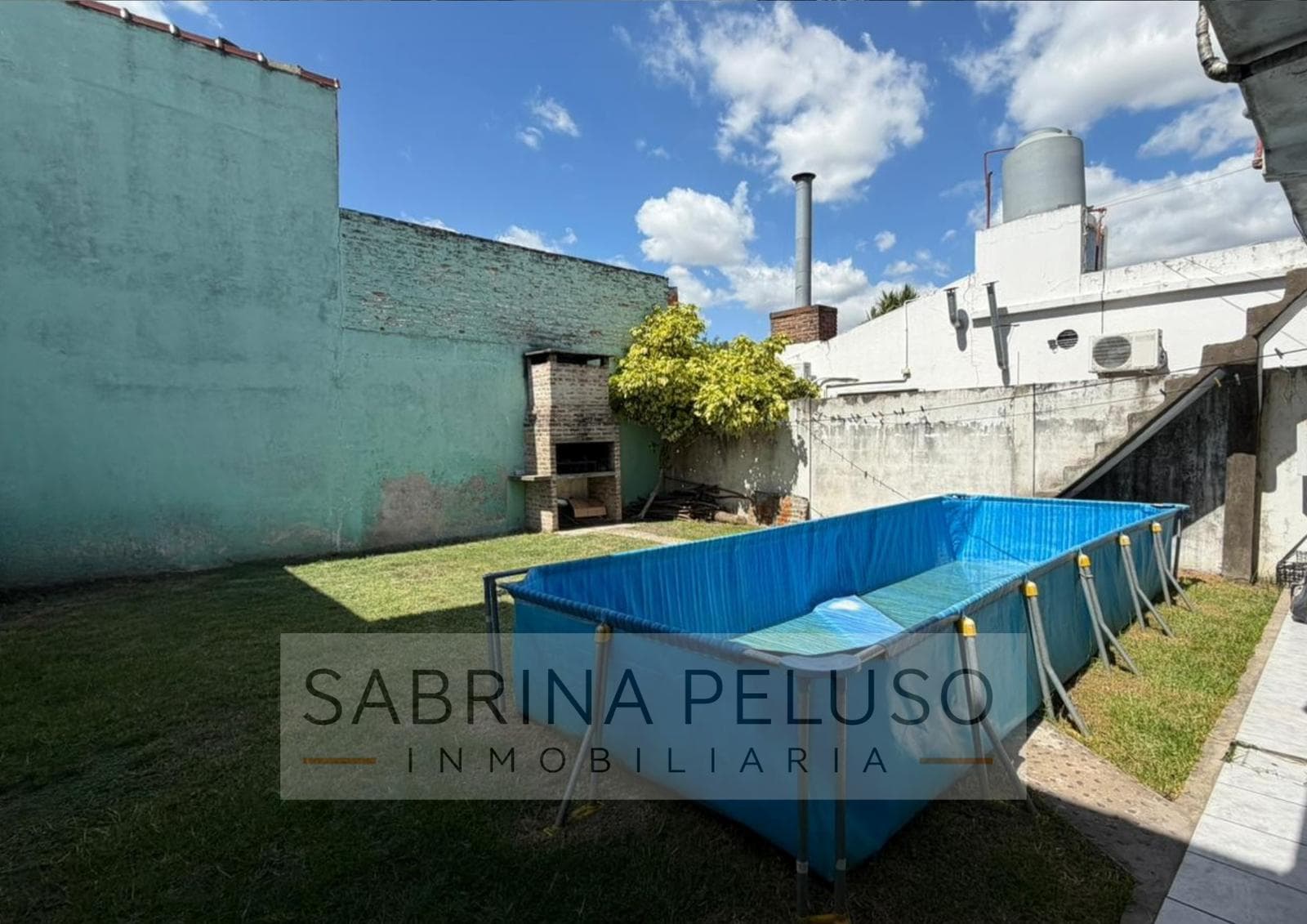 House for Sale in Merlo with a Garden and Driveway