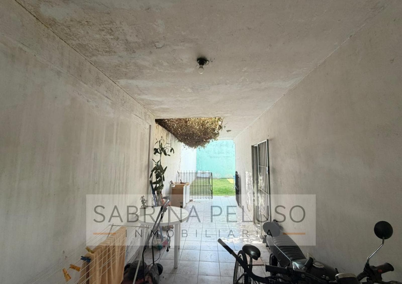 House for Sale in Merlo with a Garden and Driveway