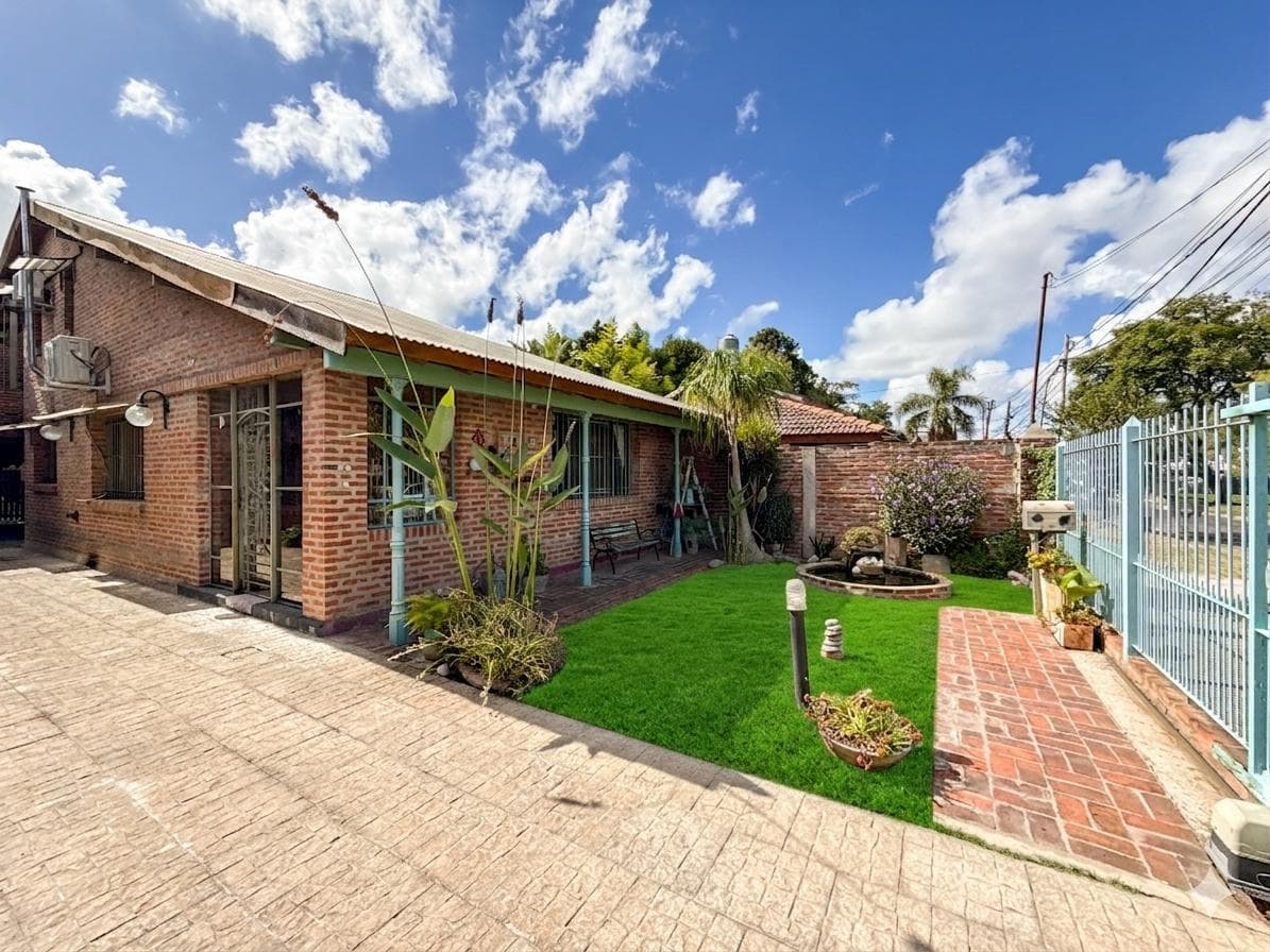House for sale in Benavidez: two stories, garden, country style, eligible for financing