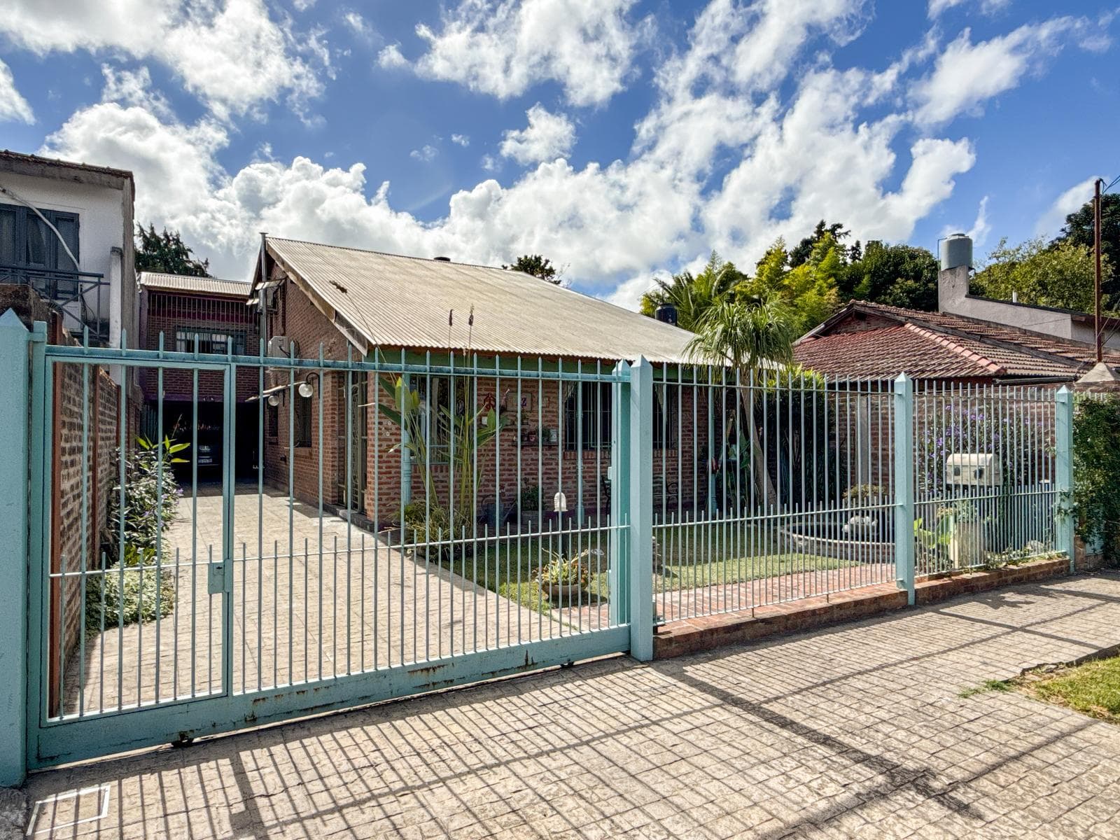 House for sale in Benavidez: two stories, garden, country style, eligible for financing