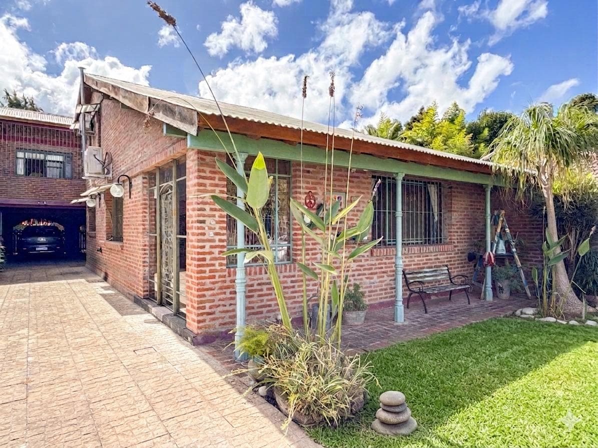 House for sale in Benavidez: two stories, garden, country style, eligible for financing