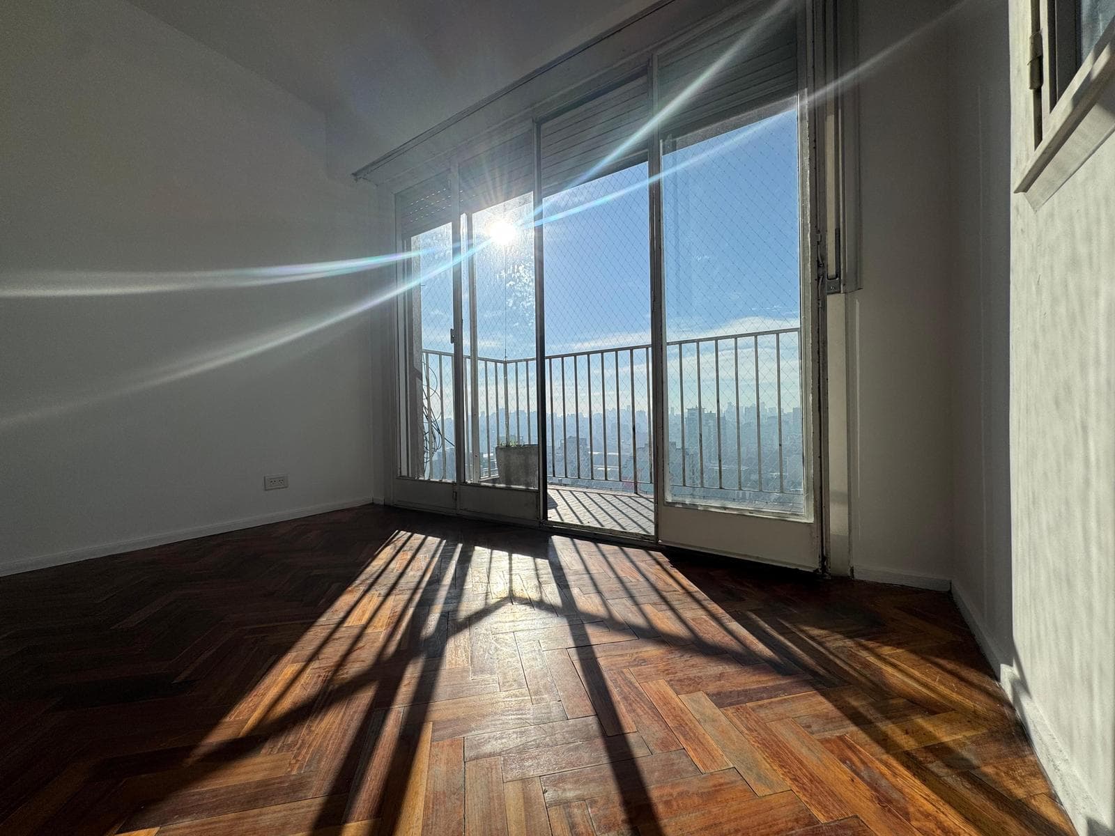 4-ROOM APARTMENT. UTILITY ROOM. BALCONY. ALMAGRO