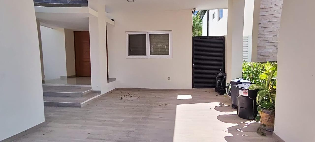 Cumbres: Spacious home with 18 solar panels