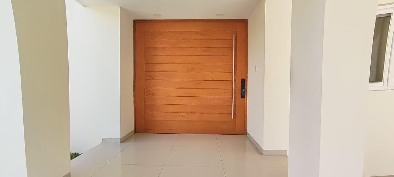 Cumbres: Spacious home with 18 solar panels