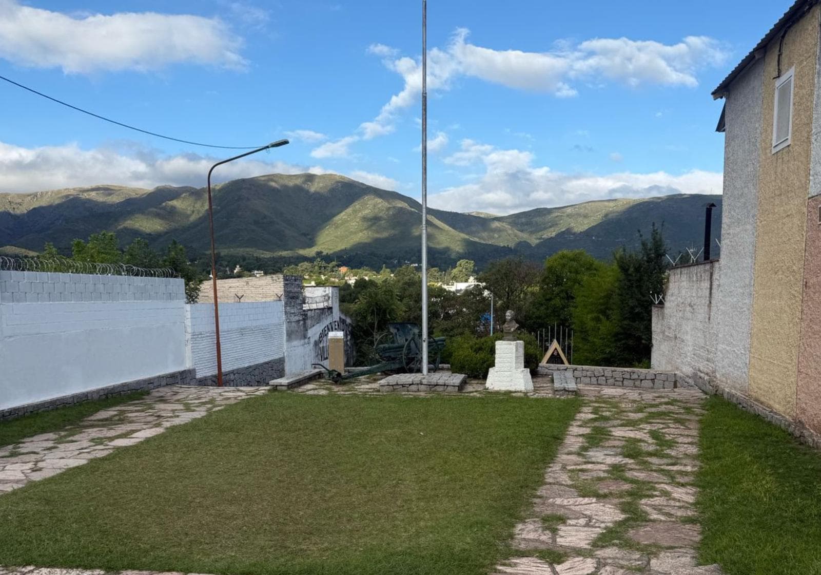 HOUSE FOR SALE IN LA FALDA