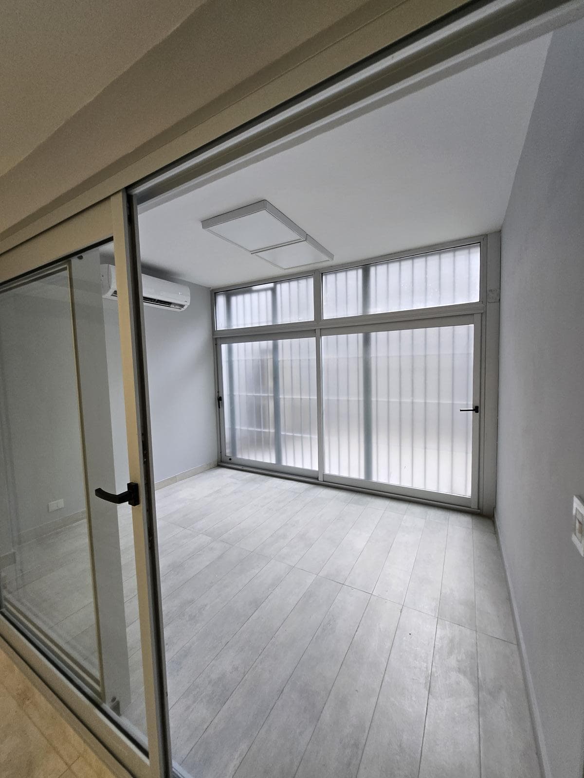 OFFICE FOR RENT, 52 M² - MICROCENTRO - AMENITIES - PARKING SPACE