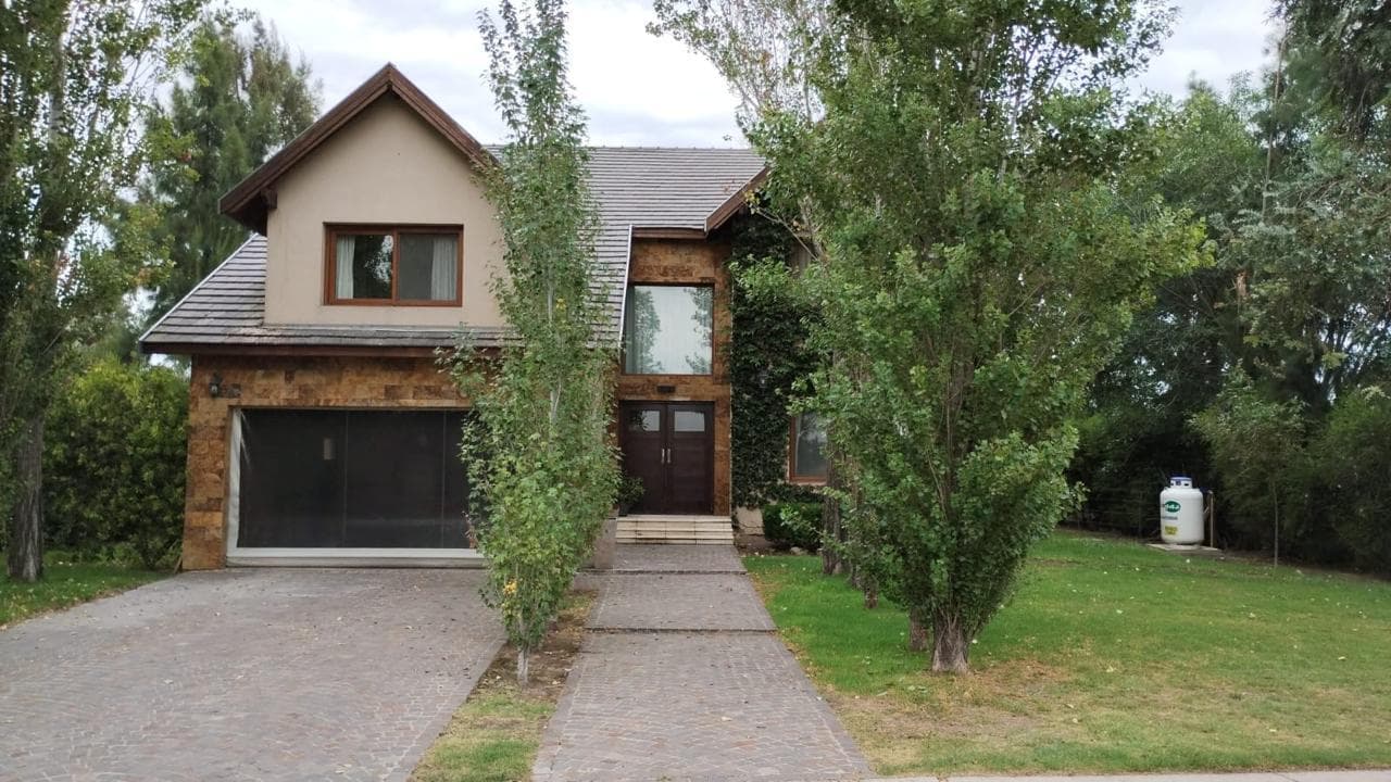 6-ROOM HOUSE FOR SALE IN THE SAN ELISEO GOLF NEIGHBORHOOD, SAN VICENTE