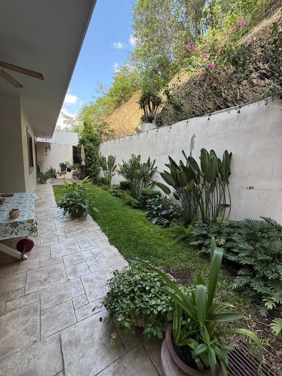 HOUSE FOR SALE IN THE CHIPINQUE RESIDENTIAL COMPLEX