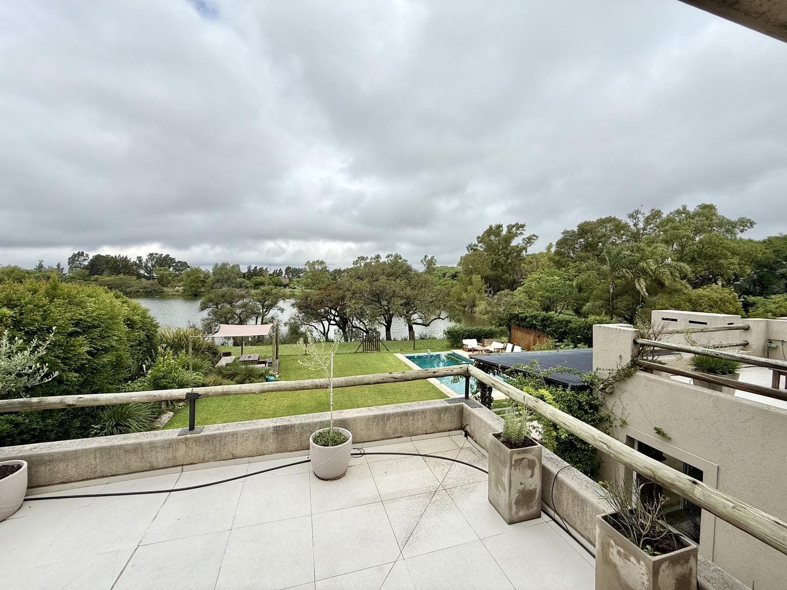 House for sale in the Laguna Del Sol neighborhood, in impeccable condition, with lake views