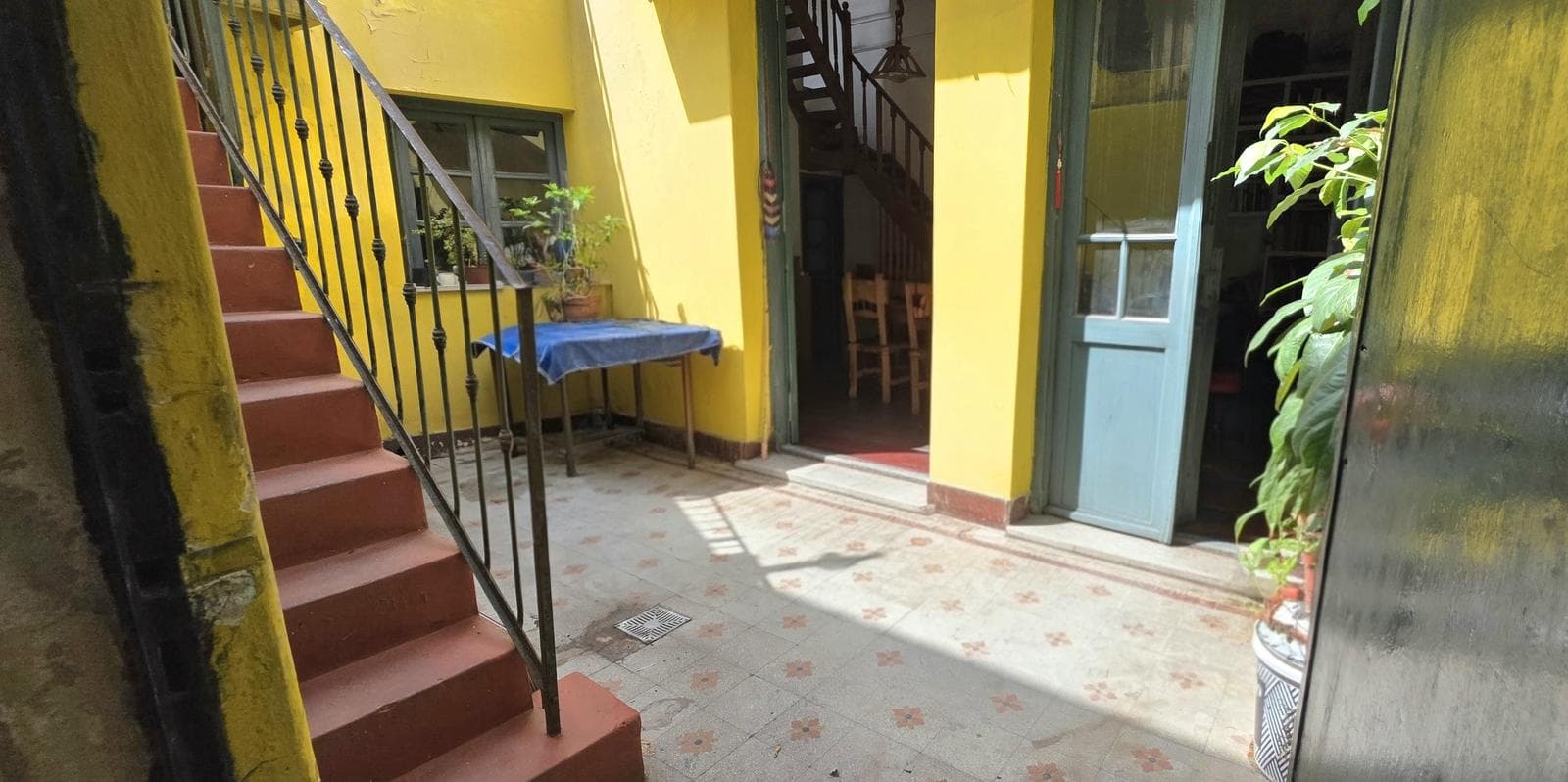 Olivera 163: 5-room townhouse with courtyard and terrace