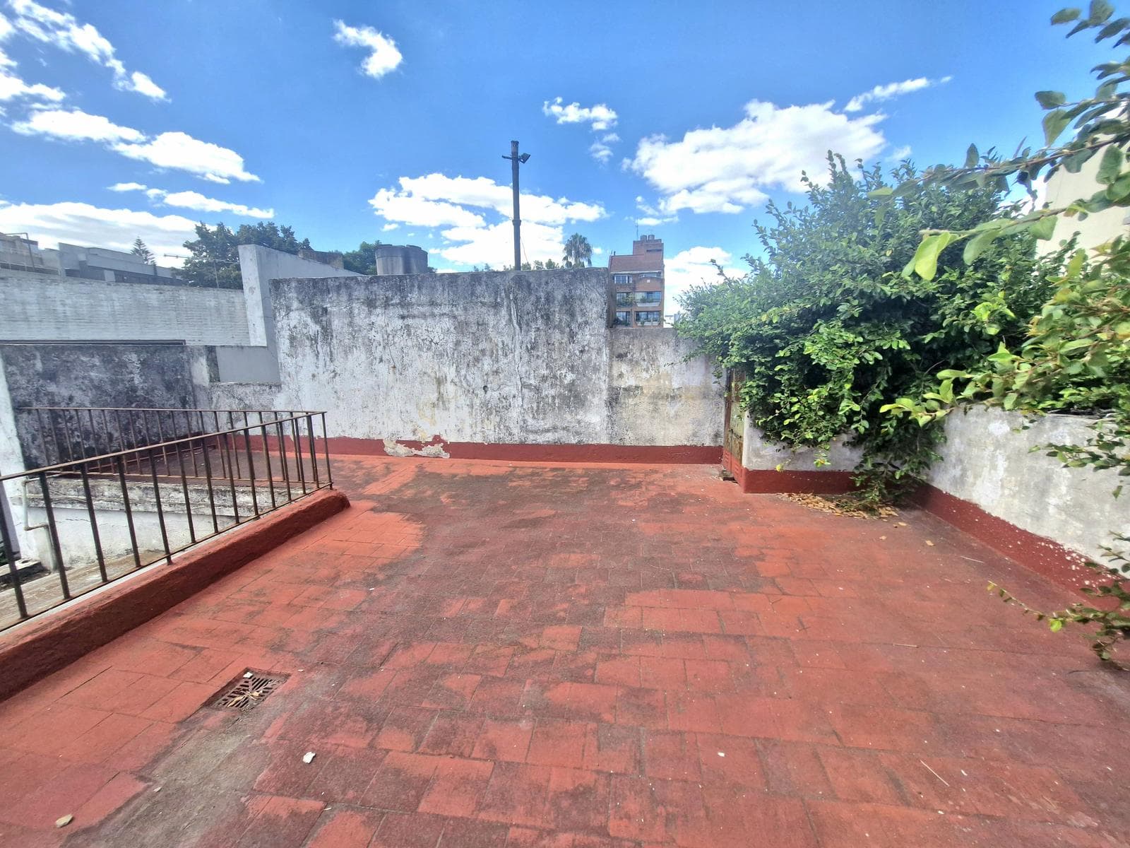 3-room townhouse for sale in Devoto, in need of renovation, with a terrace and patio