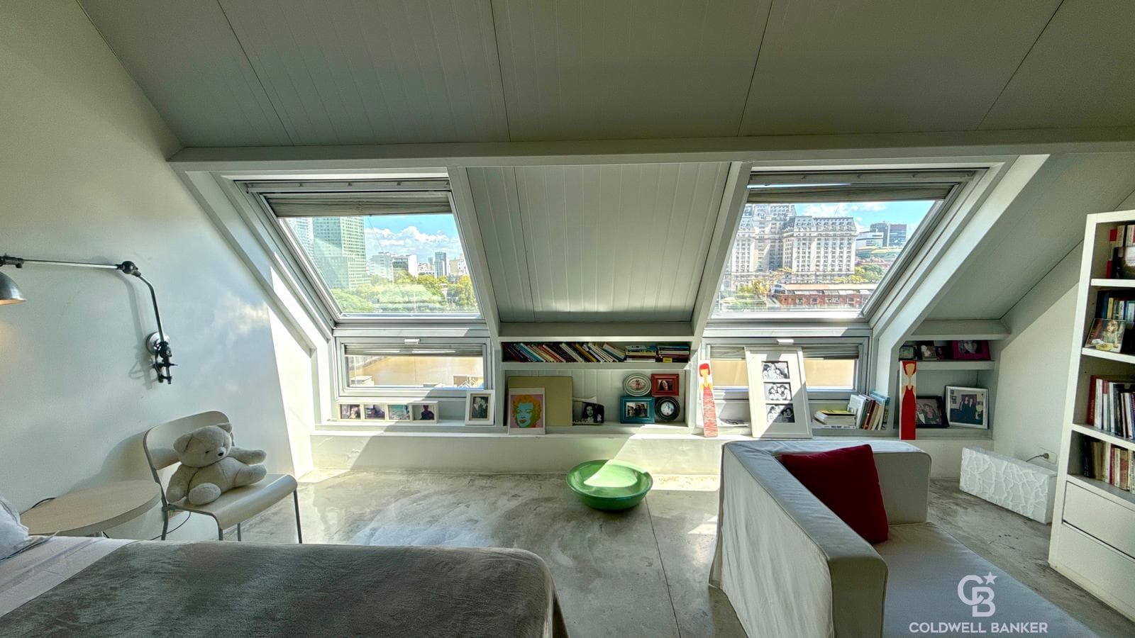 Modern, bright duplex with all amenities