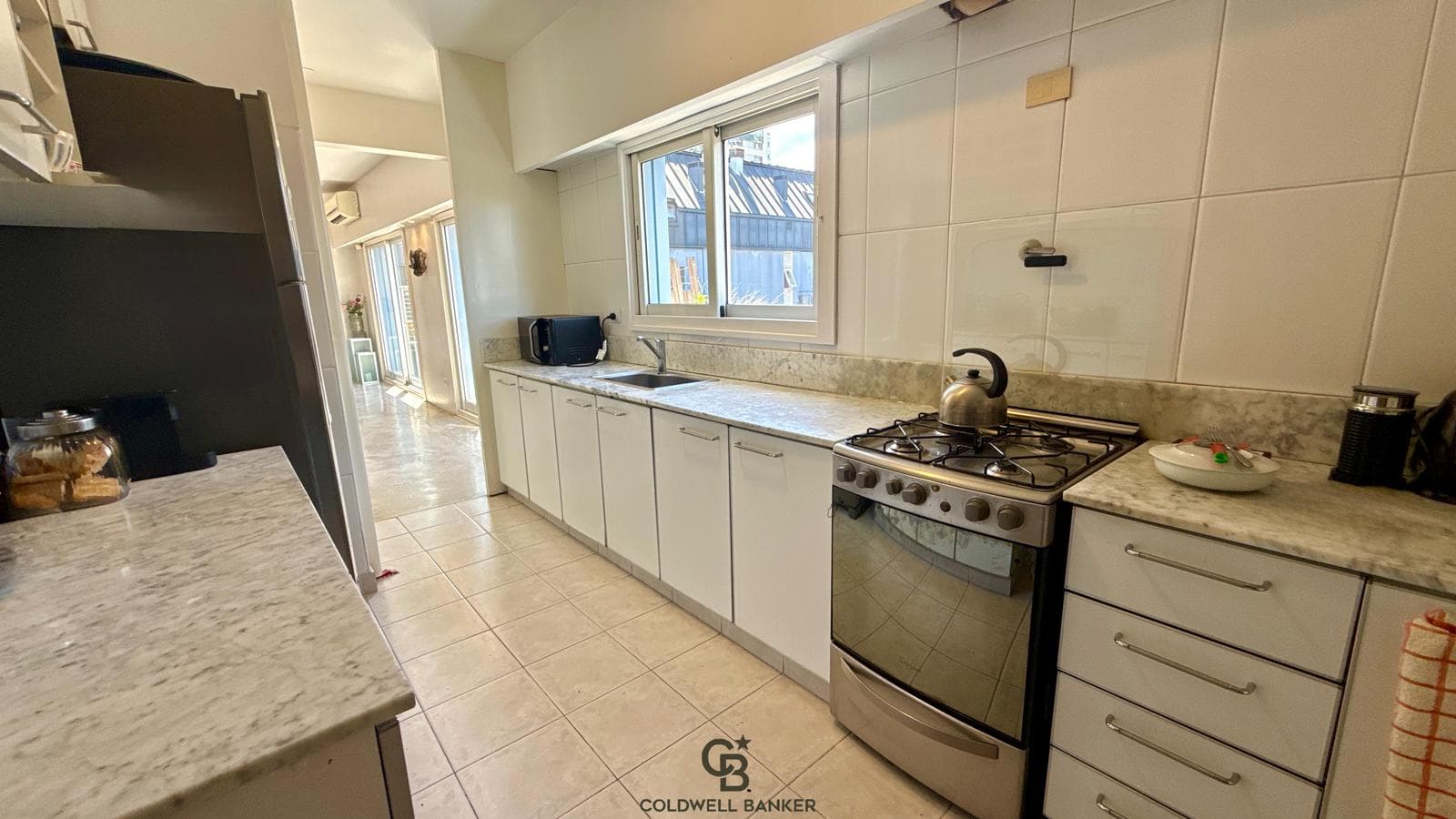 Modern, bright duplex with all amenities