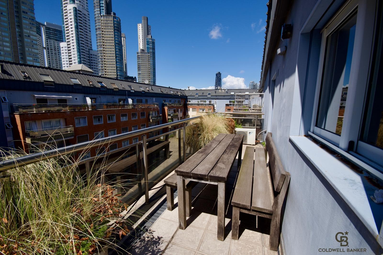 Modern, bright duplex with all amenities