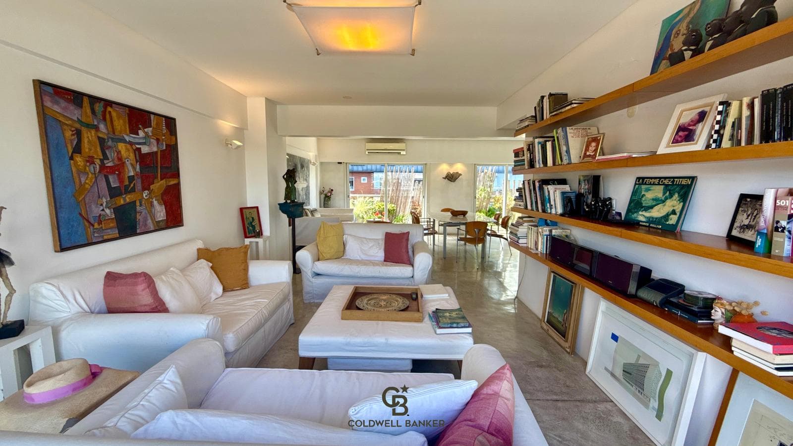 Modern, bright duplex with all amenities