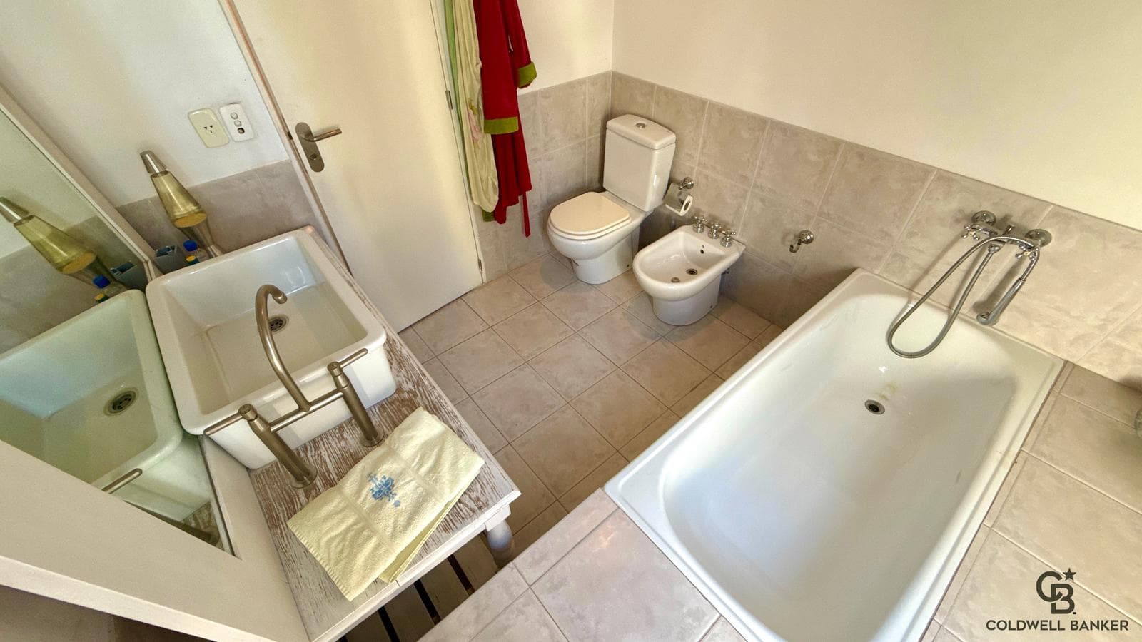 Modern, bright duplex with all amenities