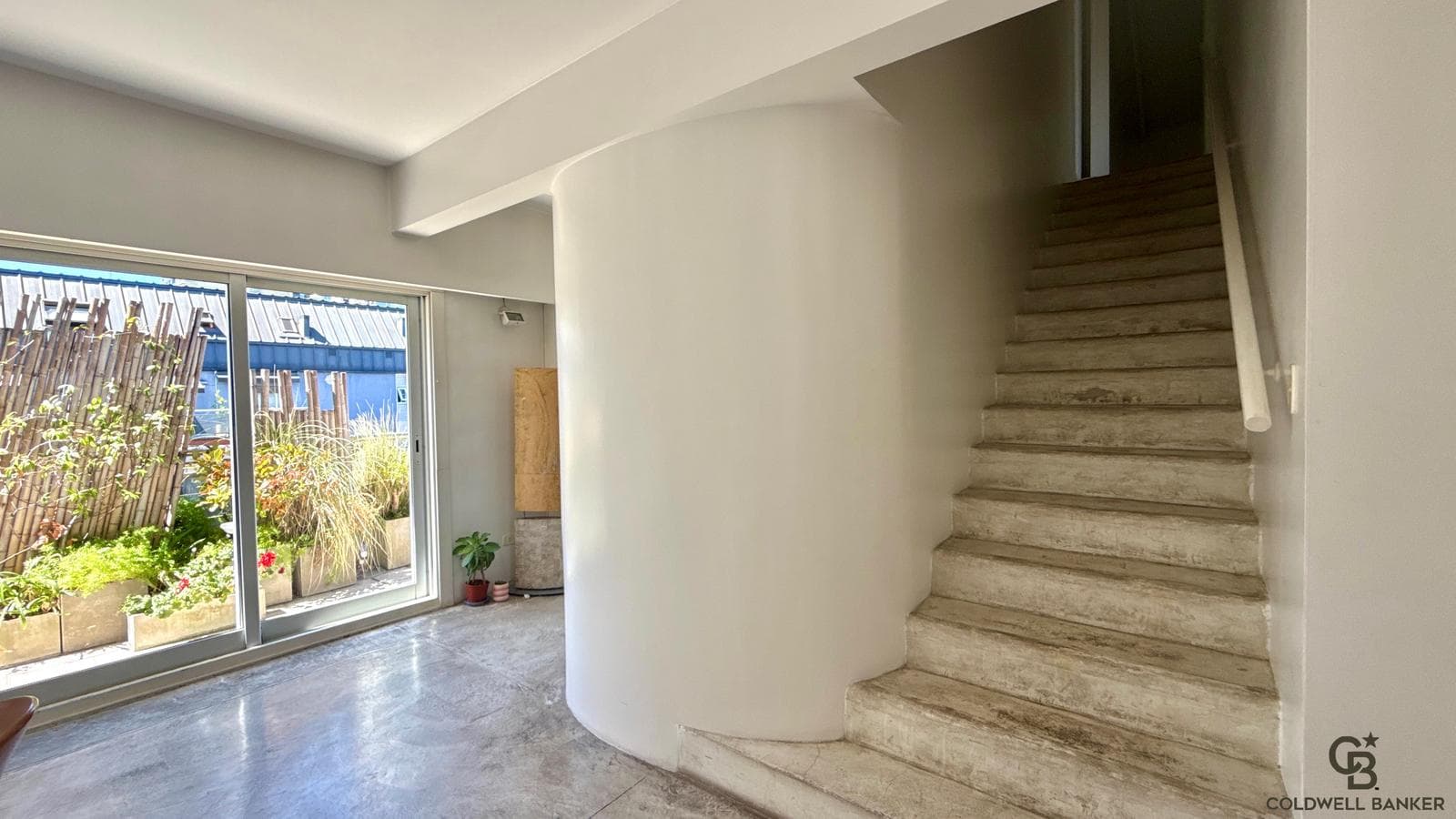 Modern, bright duplex with all amenities