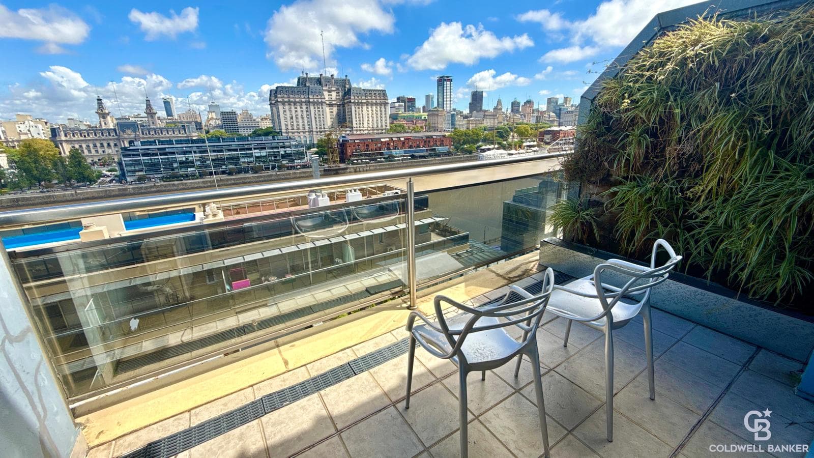 Modern, bright duplex with all amenities