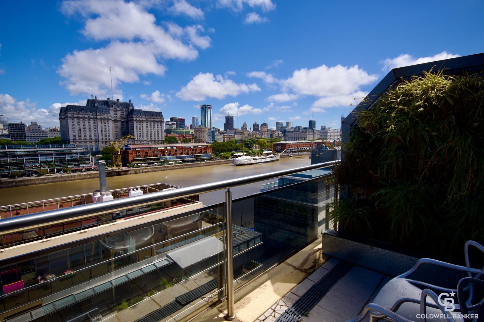 Modern, bright duplex with all amenities