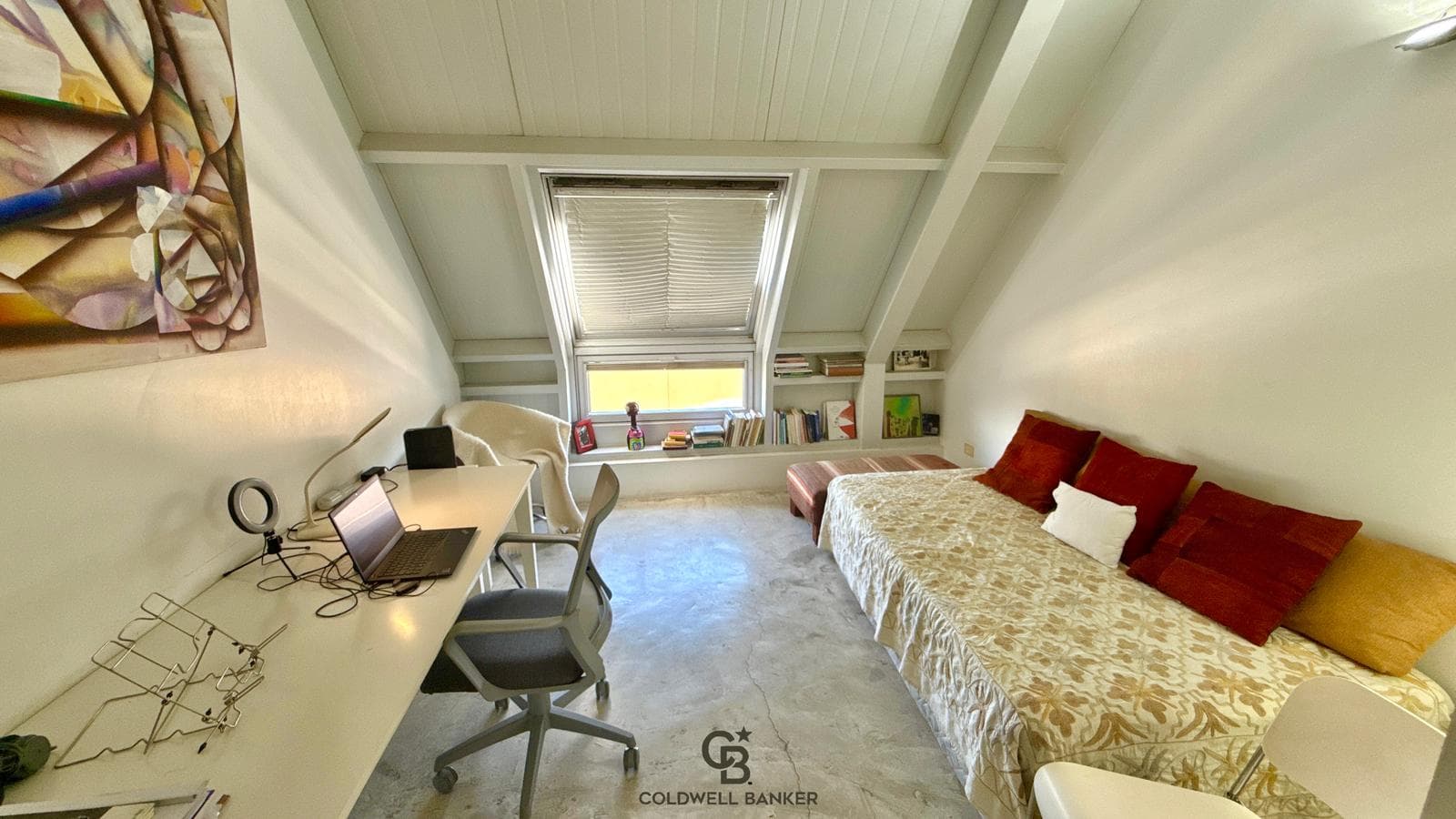 Modern, bright duplex with all amenities