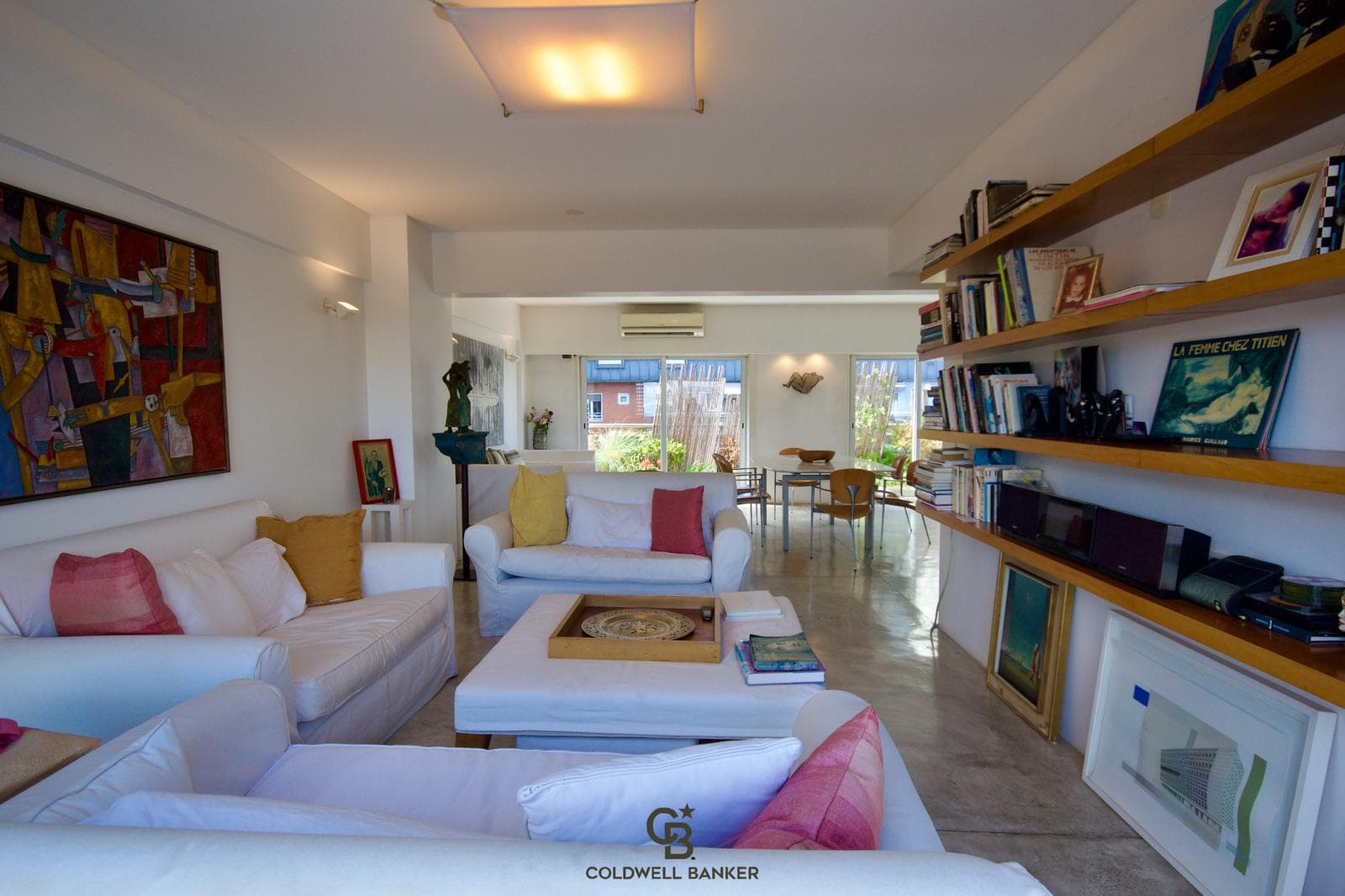 Modern, bright duplex with all amenities