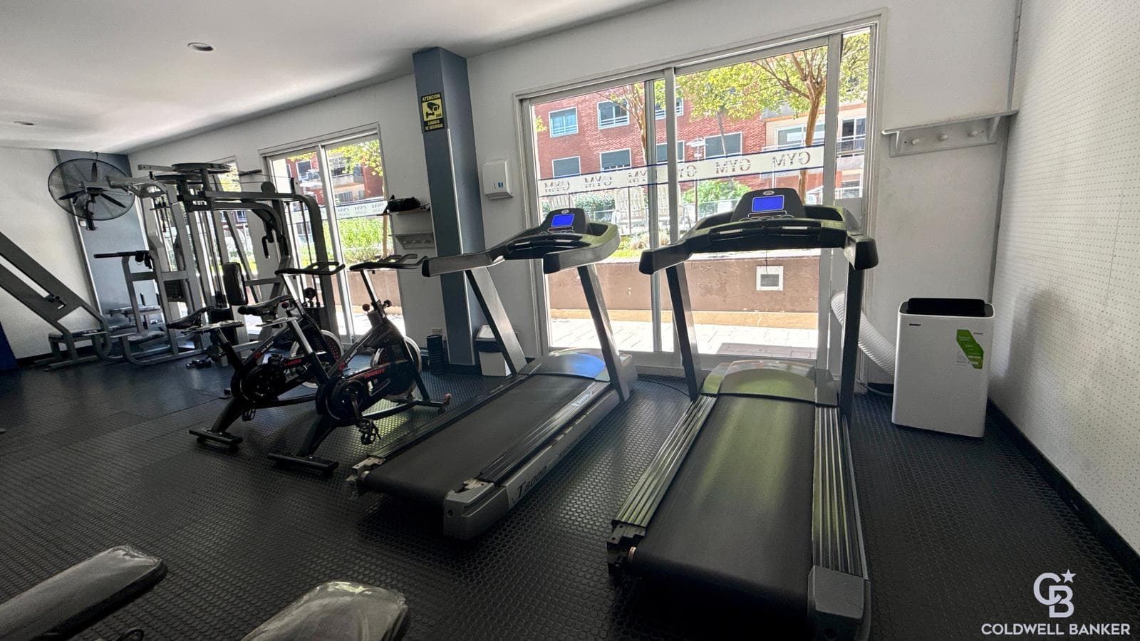 Modern, bright duplex with all amenities