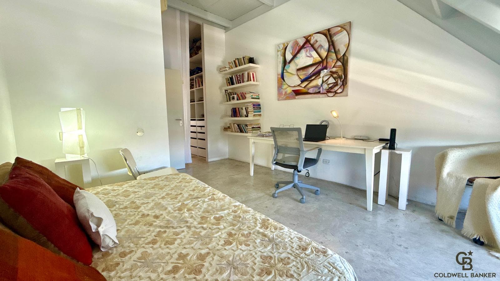 Modern, bright duplex with all amenities